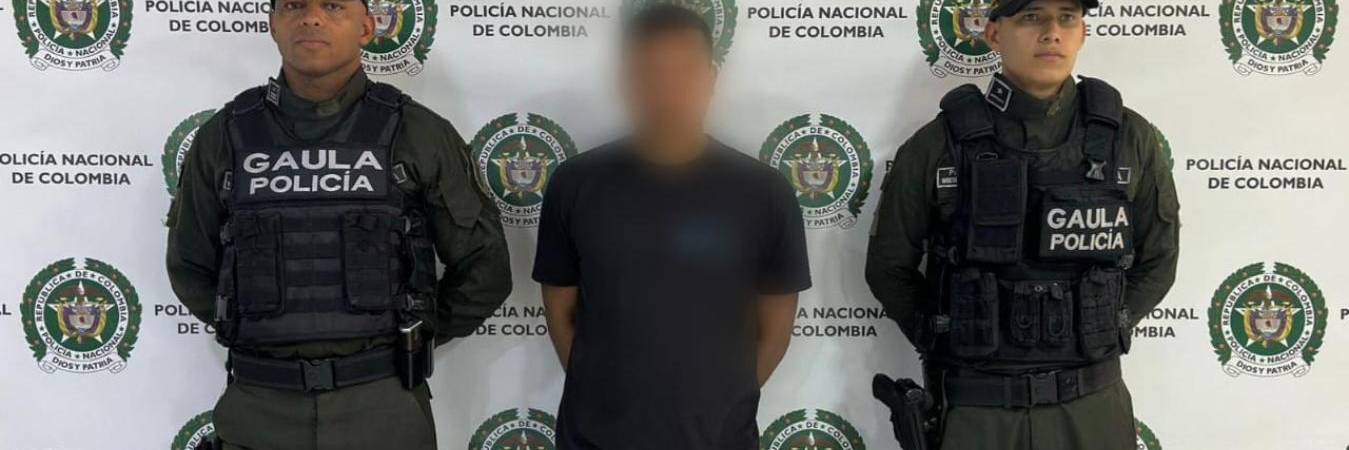 Presentación del presunto violador ante las autoridades. /FOTO: CORTESÍA POLICÍA ANTIOQUIA