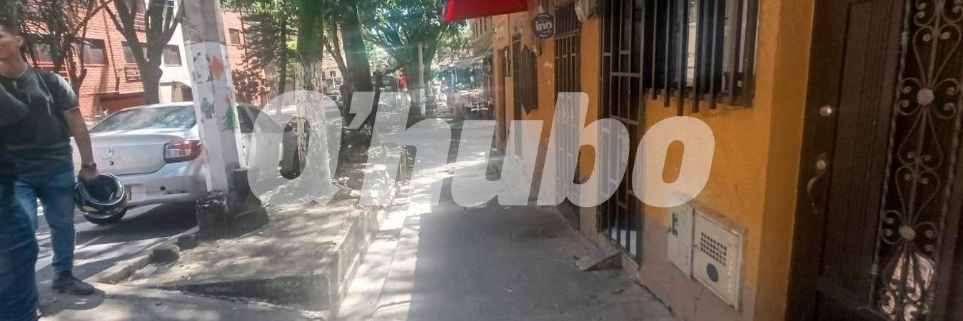 Los vecinos del sector lo taparon con sábanas blancas mientras llegaban las autoridades a hacer el levantamiento. /FOTO: ALEJANDRA MORALES