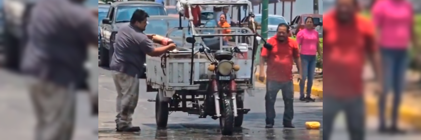 El hombre utilizó la gaseosa como un extintor y apagó el incendio. /FOTO: CAPTURA DE VIDEO