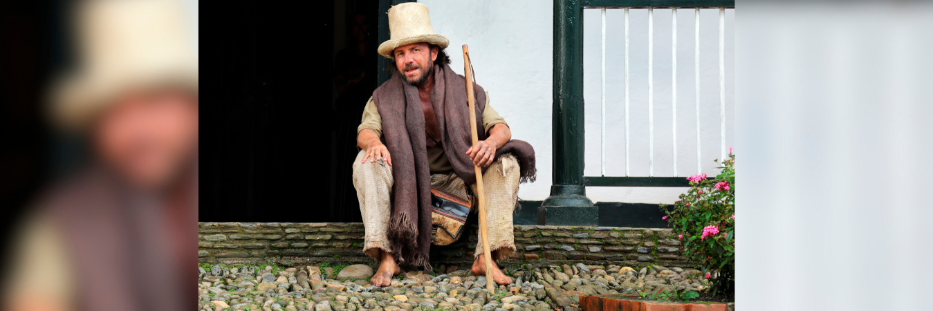 John Alex dice que fue una delicia rodar en Antioquia porque fueron “tratados maravillosamente y volvería a ojos cerrado a trabajar en estas tierras”. /FOTOS: CORTESÍA TELEANTIOQUIA