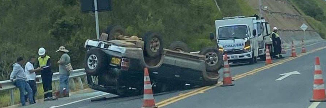 Una camioneta perdió el control y terminó volcada a un costado de la carretera. /FOTO: DENUNCIAS ANTIOQUIA