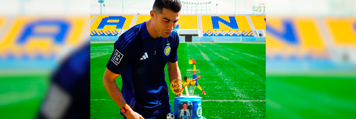 Cristiano Ronaldo con el pastel que le dieron en el Al-Nassr. /FOTO: INSTAGRAM @alnassr