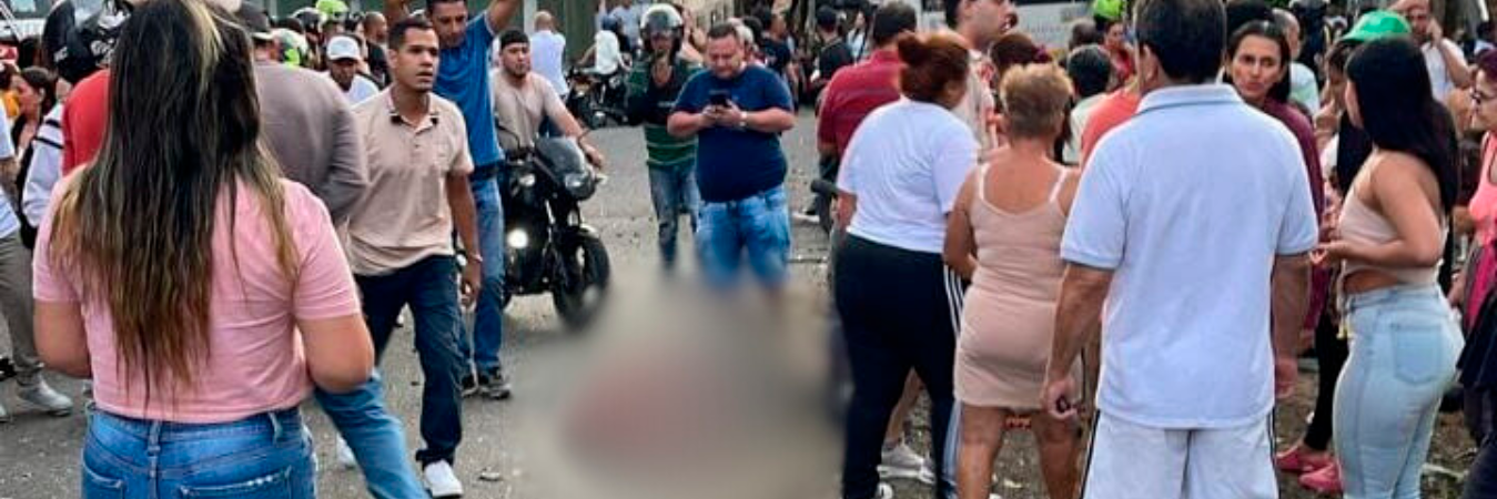 Autoridades y comunidad trabajan juntos para atender a las víctimas del choque. / FOTO: CORTESÍA