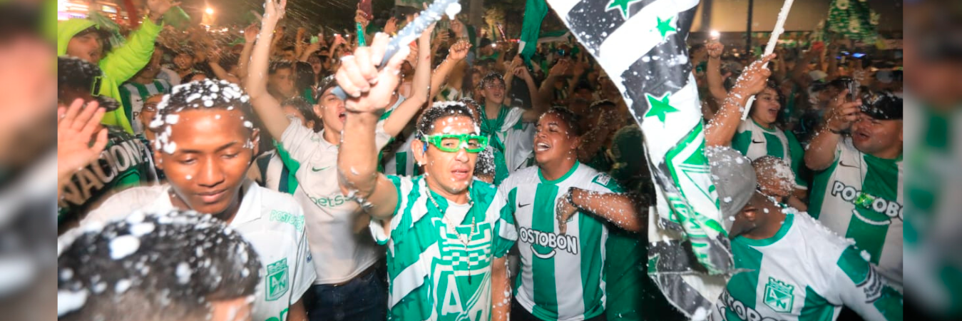 La hinchada nacionalista se quedó celebrando en los alrededores del Atanasio Girardot. / FOTO: MANUEL SALDARRIAGA. 