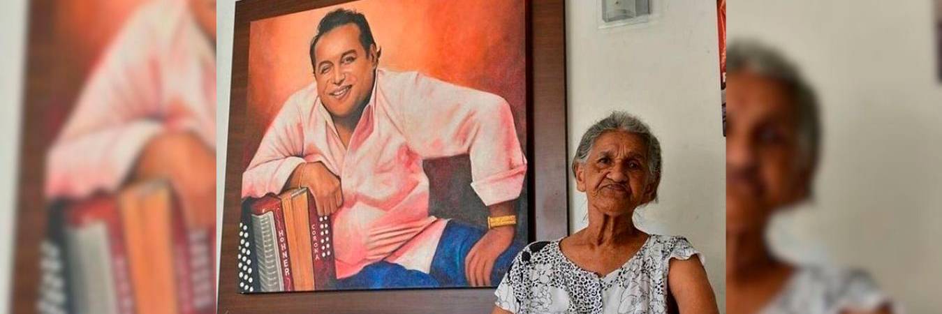 Mamá Vila junto al retrato de su hijo Diomedes Díaz. /FOTO: INSTAGRAM @mama.vila