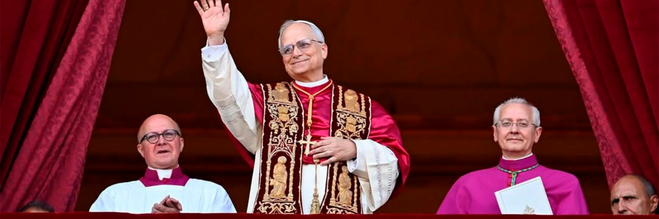 El saludo del papa León XIV a los feligreses en la Plaza de San Pedro. /FOTO: VATICANO