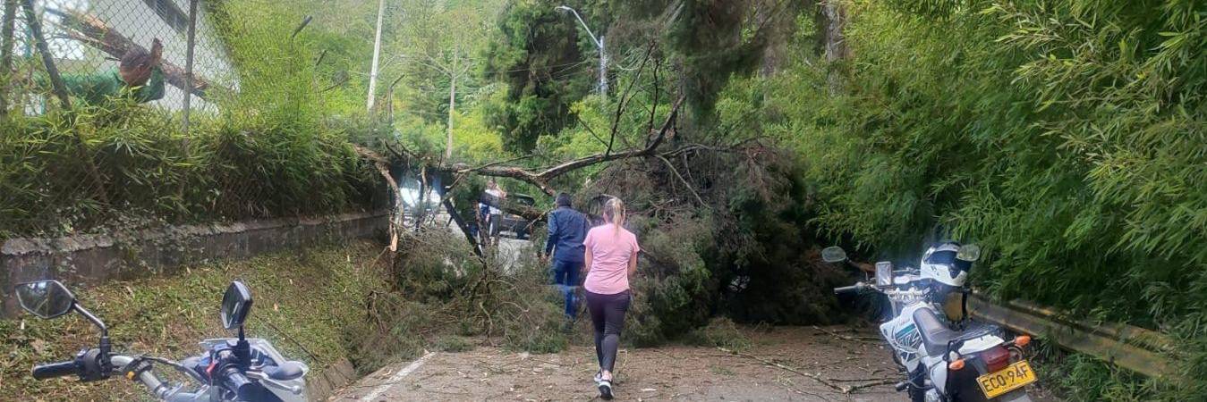 La vía tuvo que ser cerrada por un largo rato. /FOTO: Cortesía Secretaría de Movilidad de Medellín