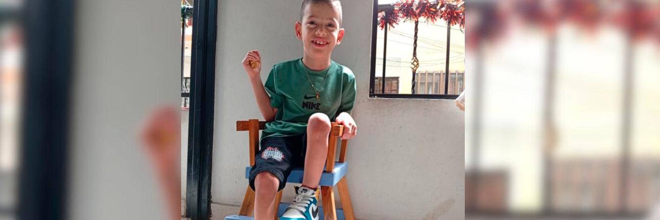 Emiliano siempre tiene una sonrisa en su rostro y disfruta de los paseos que sus padres le dan en el coche. /FOTO: CORTESÍA-CON AUTORIZACIÓN DE LA MADRE 