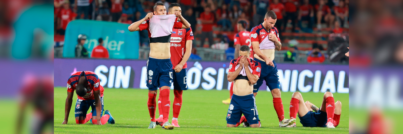 La plantilla de Medellín no pudo ocultar la decepción por la derrota. / FOTO: MANUEL SALDARRIAGA.