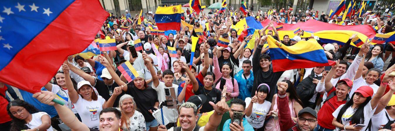 Venezolanos en Medellín celebran captura de Nicolás Maduro. FOTO: MANUEL SALDARRIAGA