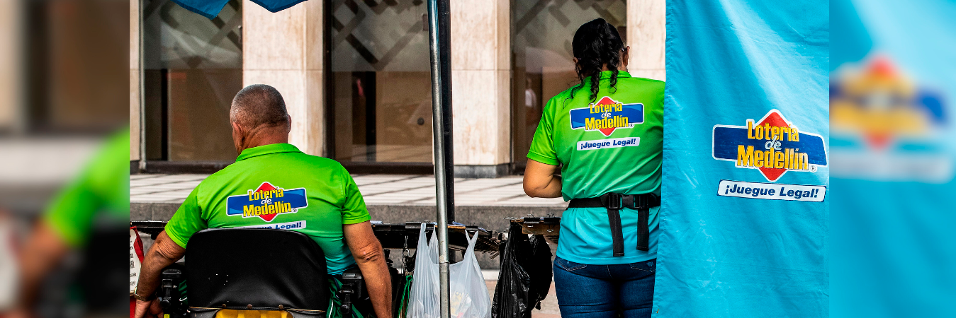 Venta de loterías en Medellín. /FOTO: JAIME PÉREZ