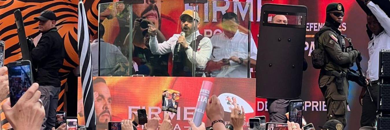 El candidato llegó escoltado y fue recibido con euforia. FOTO: CORTESÍA