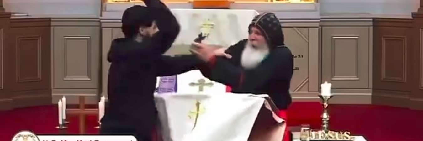 El hombre se acercó al obispo y lo apuñaló en seis oportunidades. / FOTO: CAPTURA DE PANTALLA