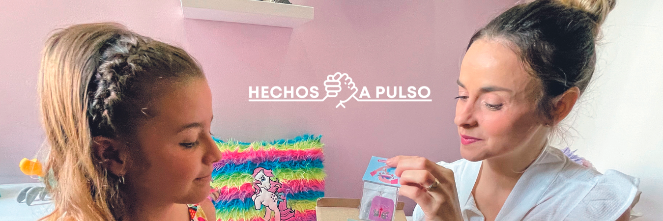 A pesar de su cortada edad, Luciana Jaramillo Gutiérrez (izquierda) lidera este emprendimientos en compañía de su madre, Mónica Gutiérrez López (derecha). / FOTO: JAIDER ESCOBAR.