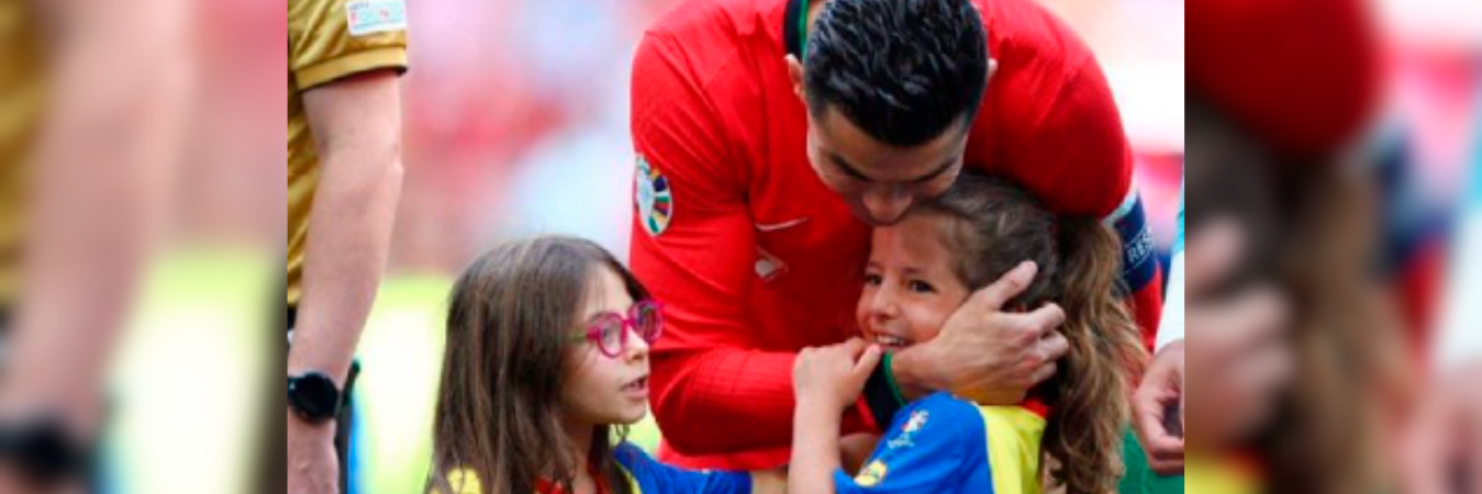 Momento en el que Cristiano Ronaldo se despide de su pequeña fan. /FOTO: REDES SOCIALES
