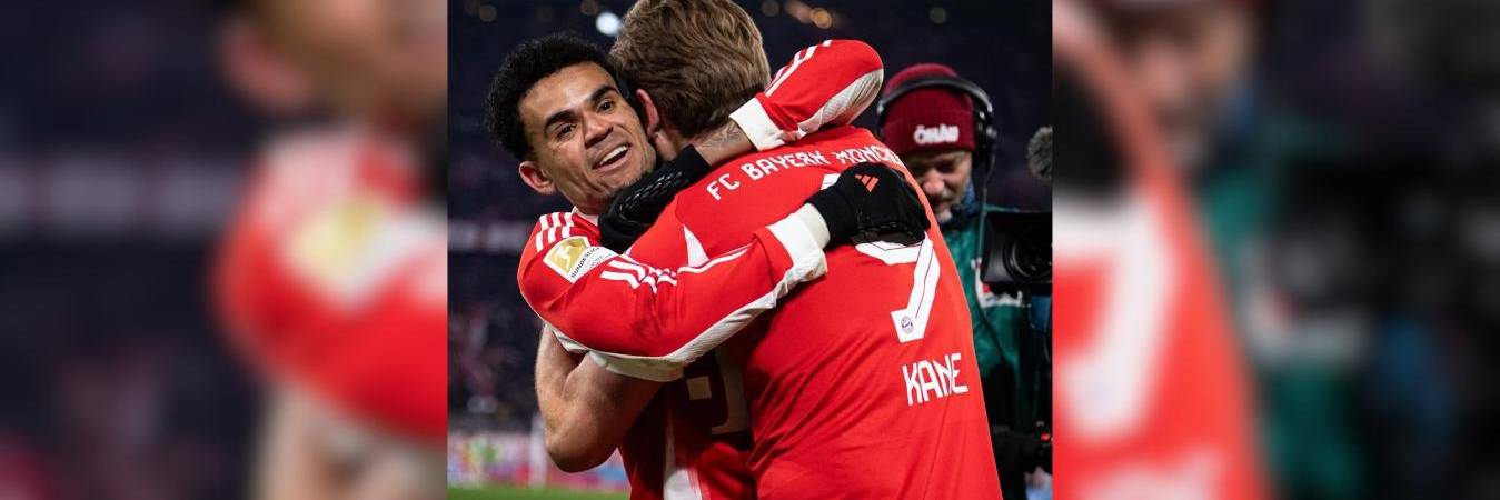 Luis Díaz abrazando a su compañero Harry Kane. FOTO: @LUISDIAZ19_