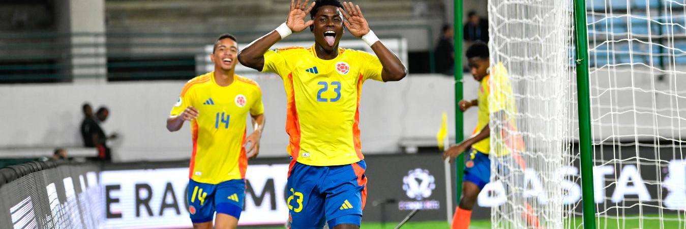  Neyser Villarreal celebra uno de los 3 goles que marcó en la victoria de Colombia sobre Paraguay./ FOTO: FCF