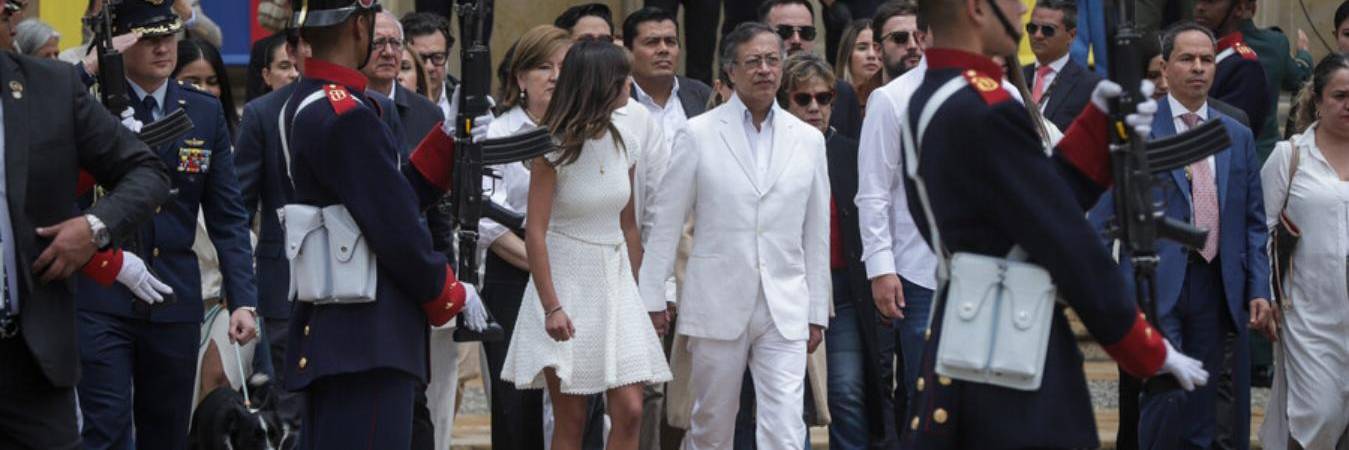 Vestido de blanco y acompañado de algunos funcionarios y sus hijos Antonella y Nicolás Alcocer, Gustavo Petro salió de la Casa de Nariño. FOTO: COLPRENSA
