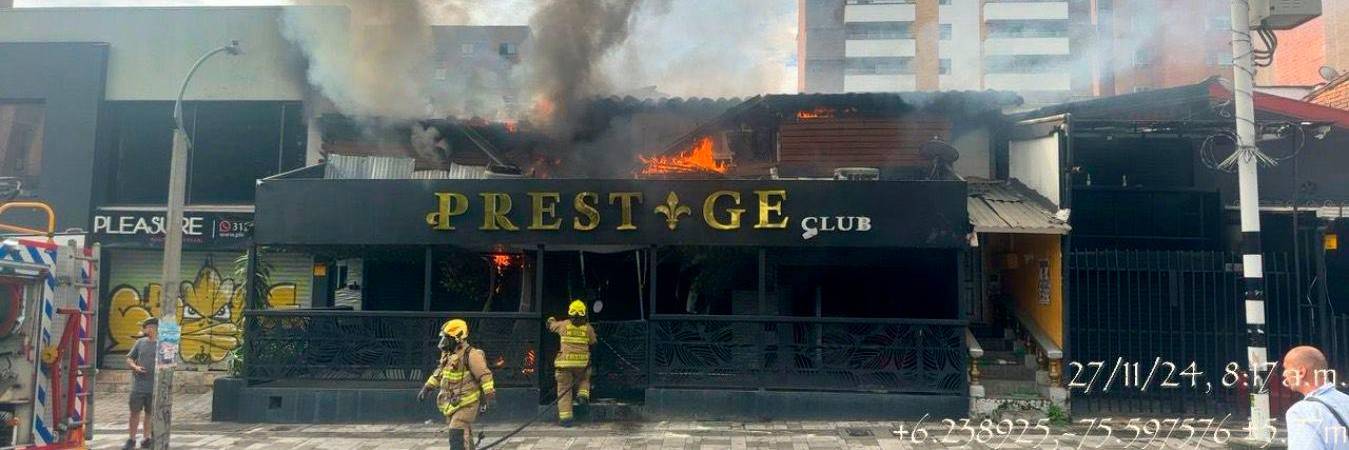 El fuego consumió casi todo el local y parte de otro. /FOTO: DAGRD.