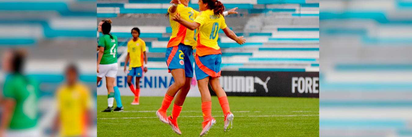 Gabriela Rodríguez (der.) fue la protagonista al marcar doblete. /FOTO: X @FCFSeleccionCol