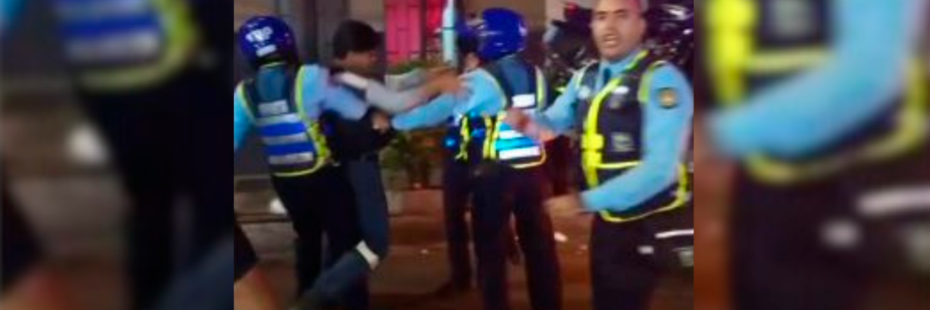 Uno de los agentes de tránsito empujó a un ciudadano hasta tirarlo en el piso. /FOTO: CAPTURA DE PANTALLA DENUNCIAS ANTIOQUIA 