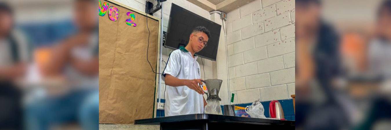 Esta estrategia busca fortalecer la formación para el empleo en sectores con alta demanda, como gastronomía y servicios. /FOTO: ALCALDÍA DE MEDELLÍN