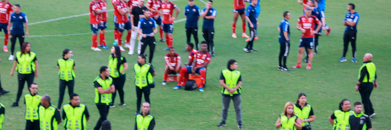Varios minutos tuvieron que esperar los jugadores de Nacional y Medellín para poder desplazarse hasta los camerinos. FOTO: MANUEL SALDARRIAGA. 