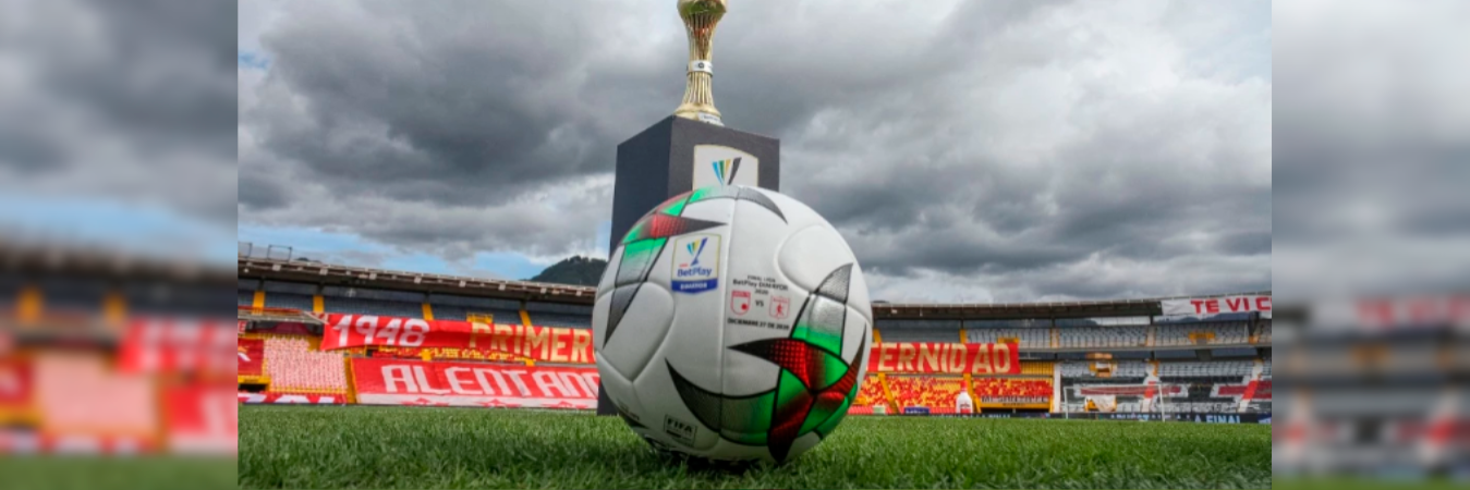 Balón y trofeo Liga colombiana. /FOTO: DIMAYOR 