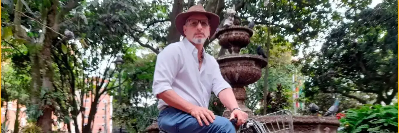 Róbinson Restrepo se recorre a Sabaneta en su bicicleta para aprender todas esas historias que laberga el municipio / FOTO: DANIEL GONZÁLEZ JARAMILLO.