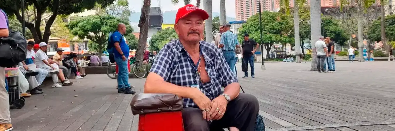 Juan Sánchez Muñoz lleva 30 años como lustrador de zapatos. Itagüí ha sido el municipio de sus mejores clientes y grandes amigos. / FOTO: DANIEL GONZÁLEZ JARAMILLO.
