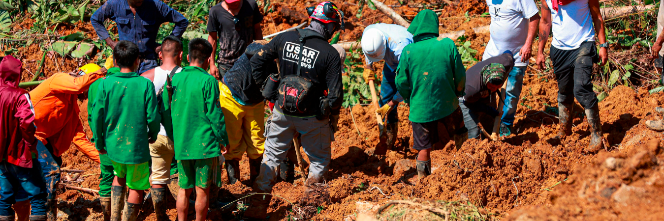 La comunidad y los organismos de apoyo trabajan unidos para rescatar a las personas sepultadas. /FOTO: MANUEL SALDARRIAGA