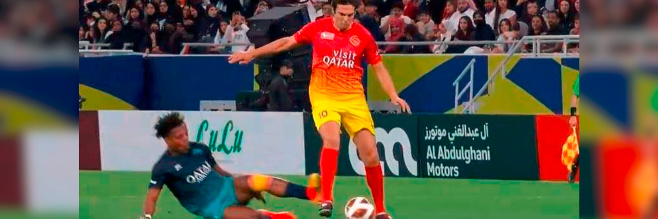 Luego de la falta, el árbitro le sacó tarjeta amarilla y el streamer protestó porque dijo que era una jugada limpia. /FOTO: CAPTURA DE PANTALLA