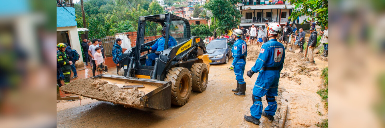 Los organismos de socorro atienden la emergencia con la ayuda de maquinaria amarilla. /FOTO: ALCALDÍA DE MEDELLÍN