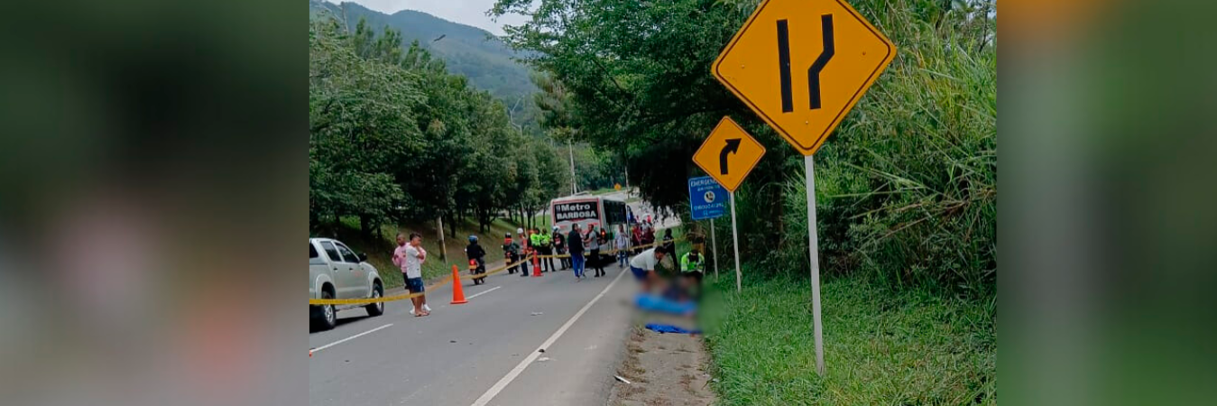 Decenas de curiosos se acercaron para presenciar la escena. /FOTO: CORTESÍA DENUNCIAS ANTIOQUIA. 
