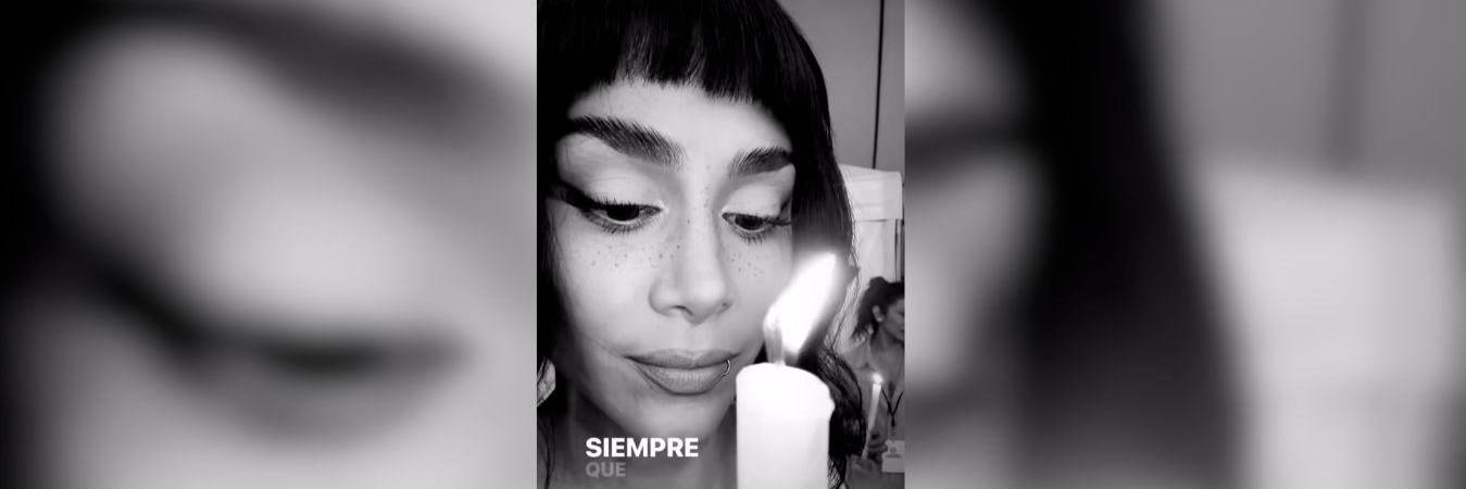 Greeicy Rendón encendiendo una velita en medio de un show en El Salvador. /FOTO: TOMADA DE INSTAGRAM @greeicy