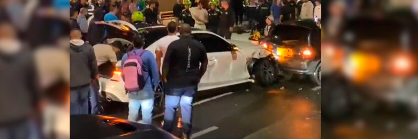 Por los menos 5 vehículos resultaron afectados. /FOTO: DENUNCIAS ANTIOQUIA. 