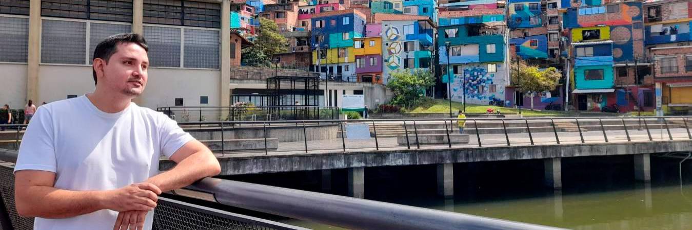 La UVA de la Armonía, ubicada en la carrera 31 B, es de las atracciones más visitadas de Manrique. Al fondo se puede apreciar el macromural Constelaciones, hecho en más de 300 fachadas. /FOTOS: DANIEL GONZÁLEZ JARAMILLO