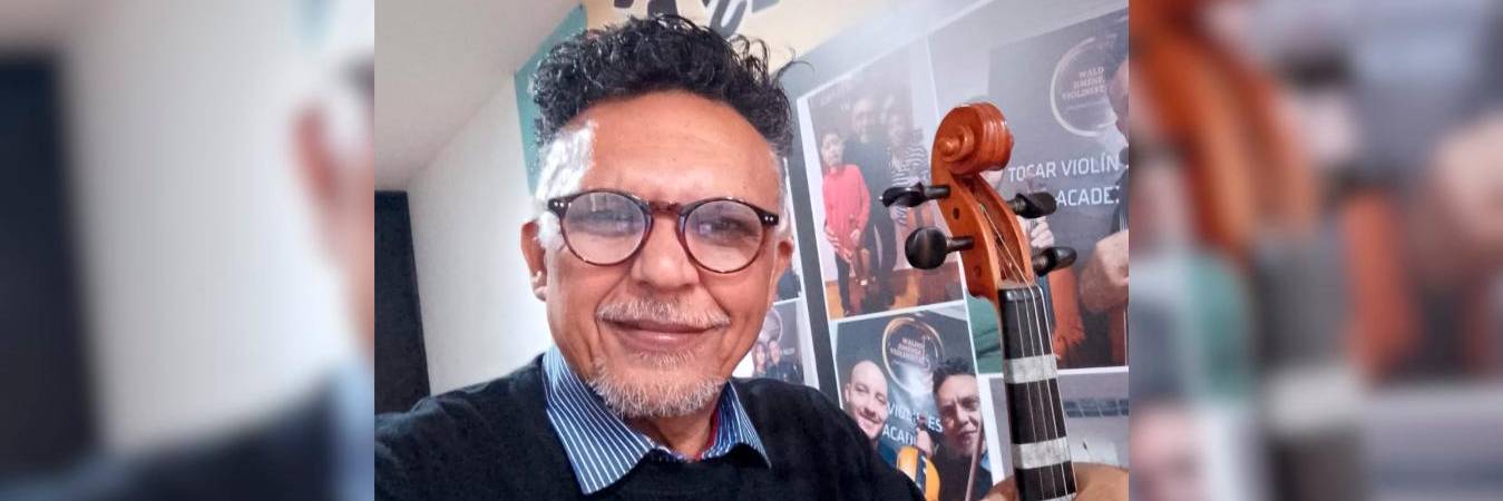 Waldo asegura que en tres o cuatro clases suyas, las personas ya aprenden a tocar violín. /FOTO: CORTESÍA - WALDO