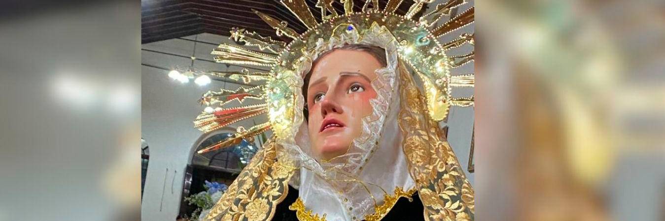 Fieles registraron con sus celulares lo que aseguran fue una lágrima descendiendo del rostro de la Virgen Dolorosa, durante una eucaristía en Ocaña. /FOTO: CAPTURA DE PANTALLA