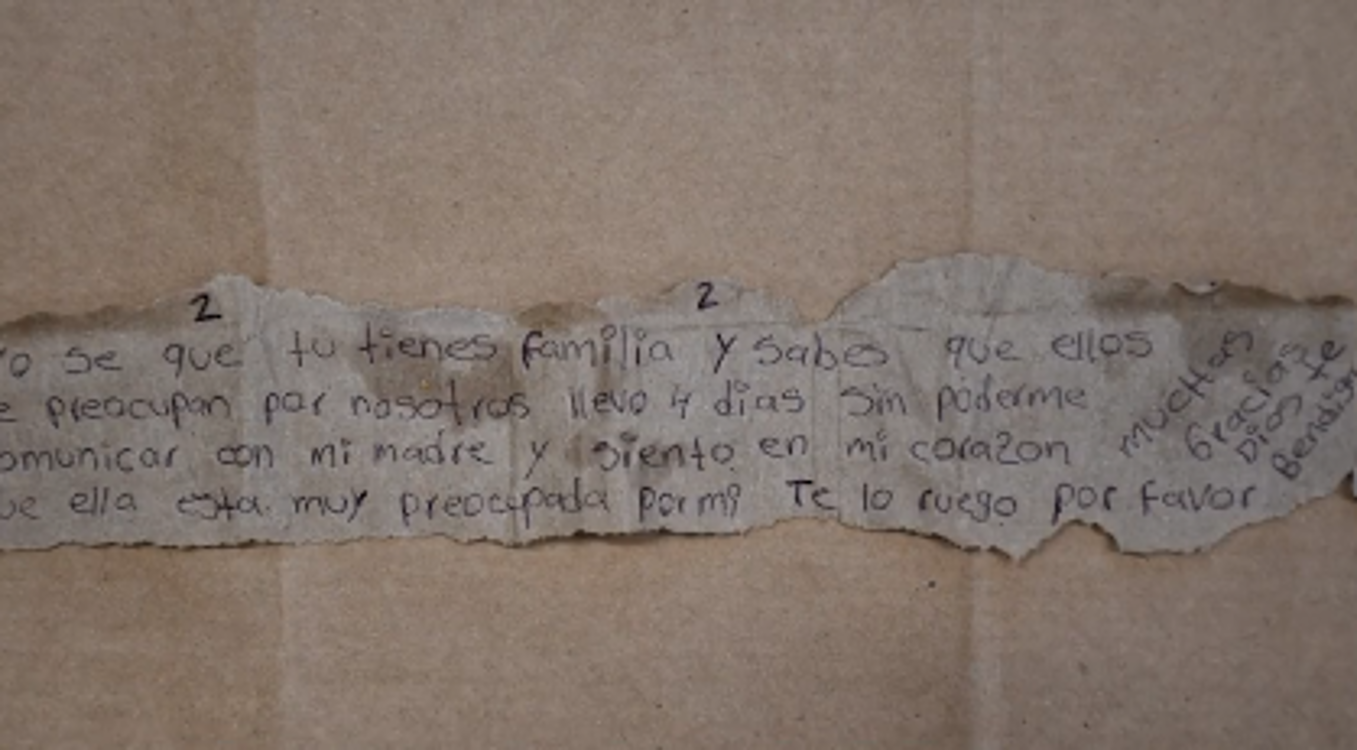 Este fue el texto encontrado en la celda. FOTO: Captura de video @DW_ESPANOL