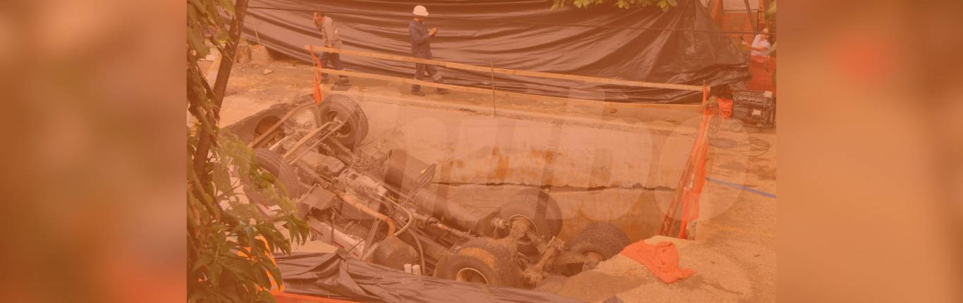 Imagen Volqueta se fue a un hueco 6