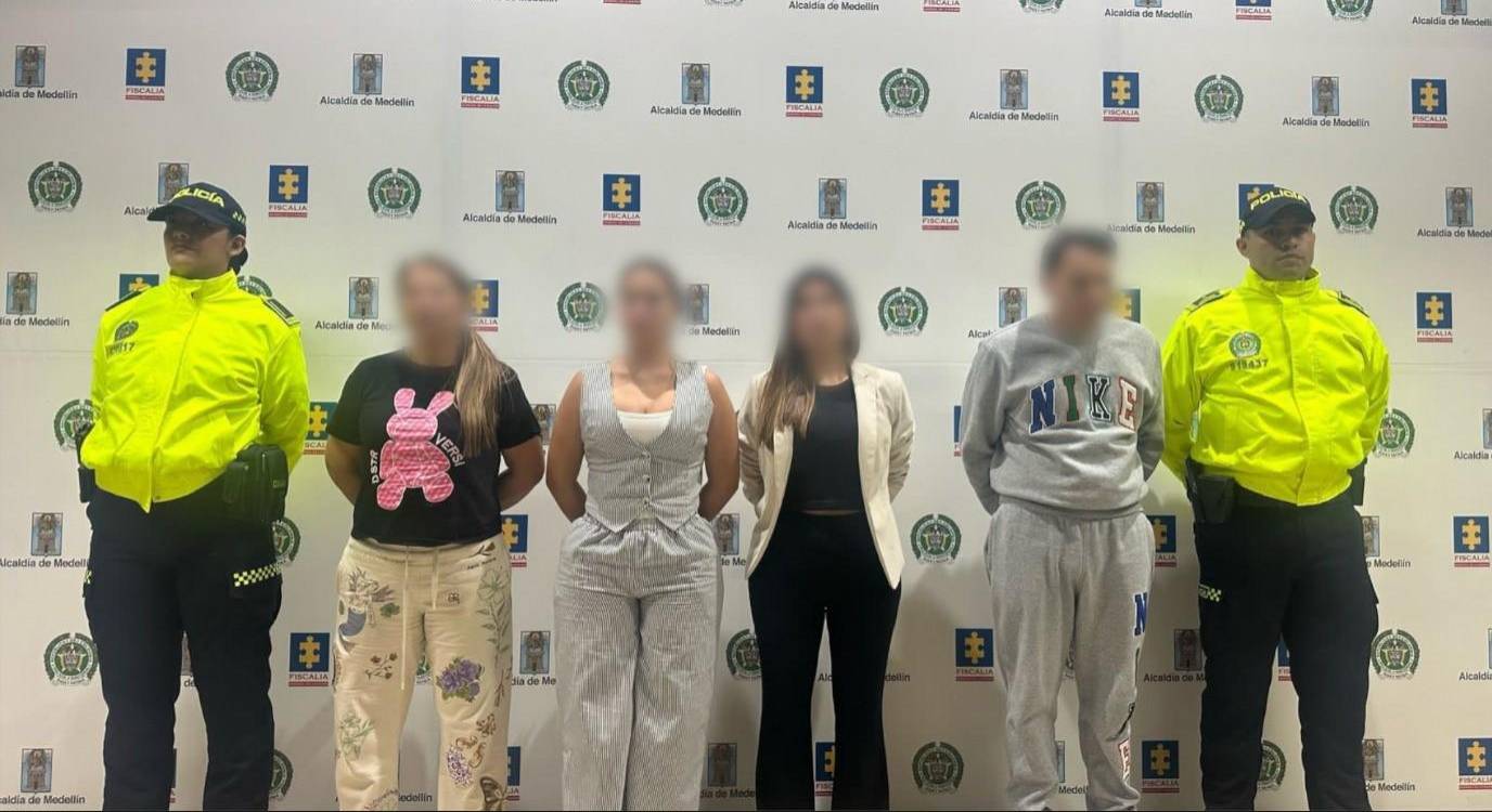 Las cuatro personas que fueron capturadas por funcionarios de la Dijín. <b><span class=mln_small-caps_mln>/ FOTO: POLICÍA NACIONAL</span></b>