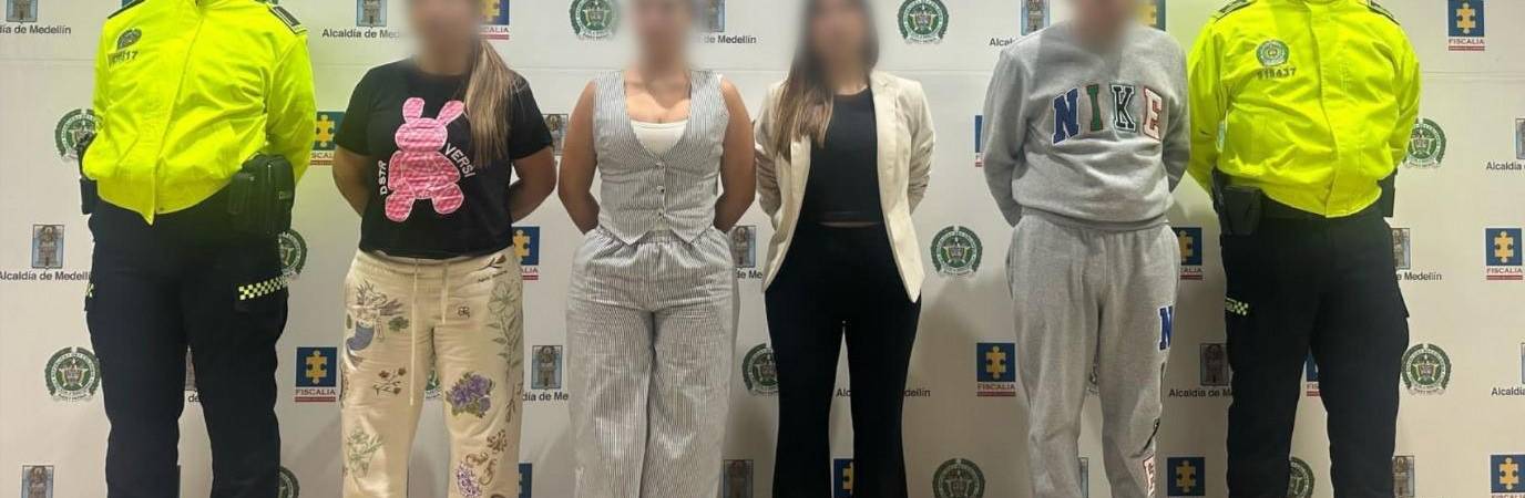 Las cuatro personas que fueron capturadas por funcionarios de la Dijín. / FOTO: POLICÍA NACIONAL