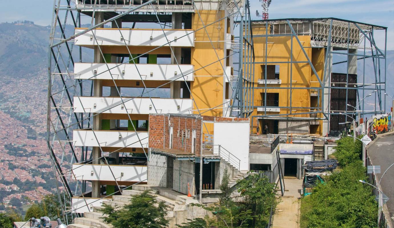 56. Pobre biblioteca España: irreconocible se ve en la imagen el Parque Biblioteca España, que descrestó a más de uno. Hubo que desmontar la fachada y la estructura quedó a la vista. / FOTO: RÓBINSON SÁENZ.