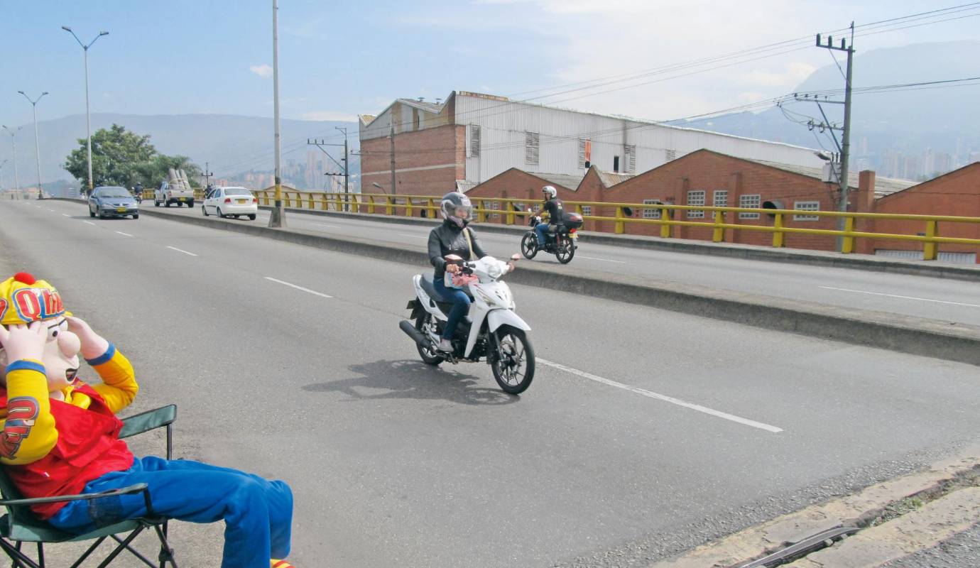 48. Otra solución de Armando: esta solución de Armando Calle, unas juntas mal hechas en el puente de la 10 con la avenida Guayabal, le costó más de la cuenta a nuestro Armando Calle, pero al final lo logró. / FOTO: KAREN LONDOÑO.