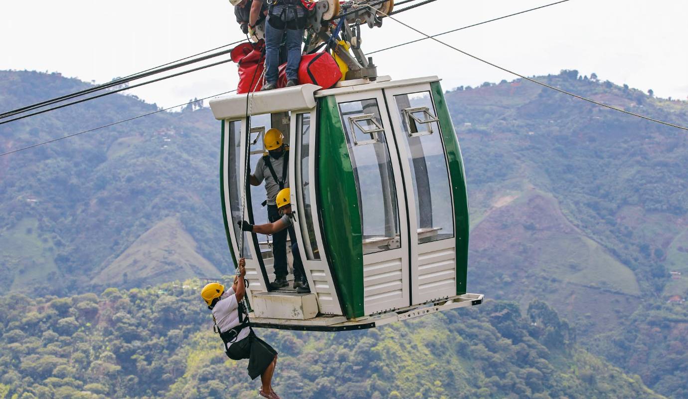 83. ¡Qué susto les metió el cable!: Un cable se desprendió y causó tremendo susto en el corregimiento de Palmitas. 5 personas estuvieron atrapadas en 2 cabinas por unas 2 horas mientras eran rescatadas. / FOTO: EDWIN BUSTAMANTE. 
