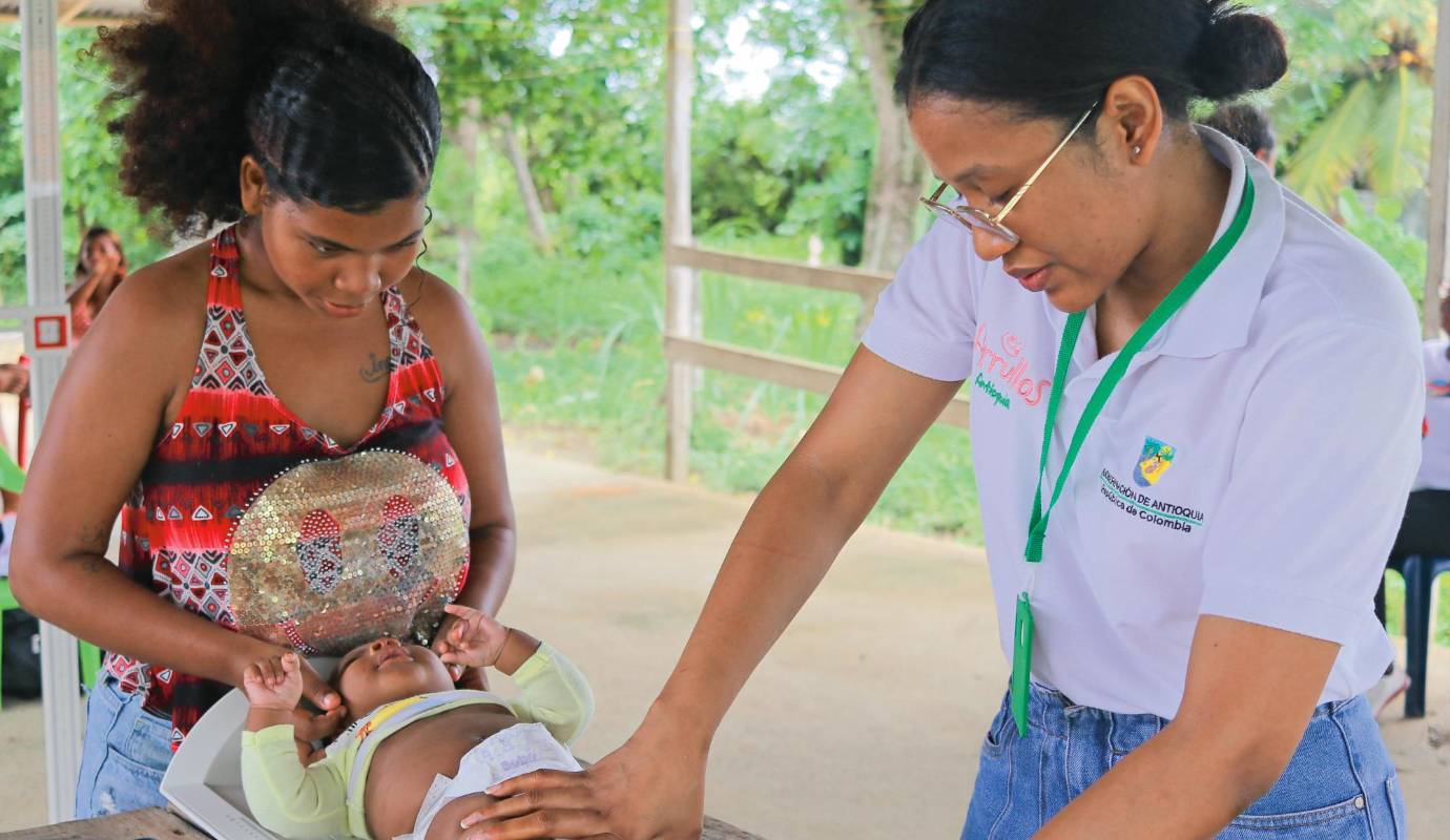 Con el programa Arrullos, la Gobernación atiende a 11 mil familias gestantes, lactantes y con niñas y niños menores de cinco años en 58 municipios.