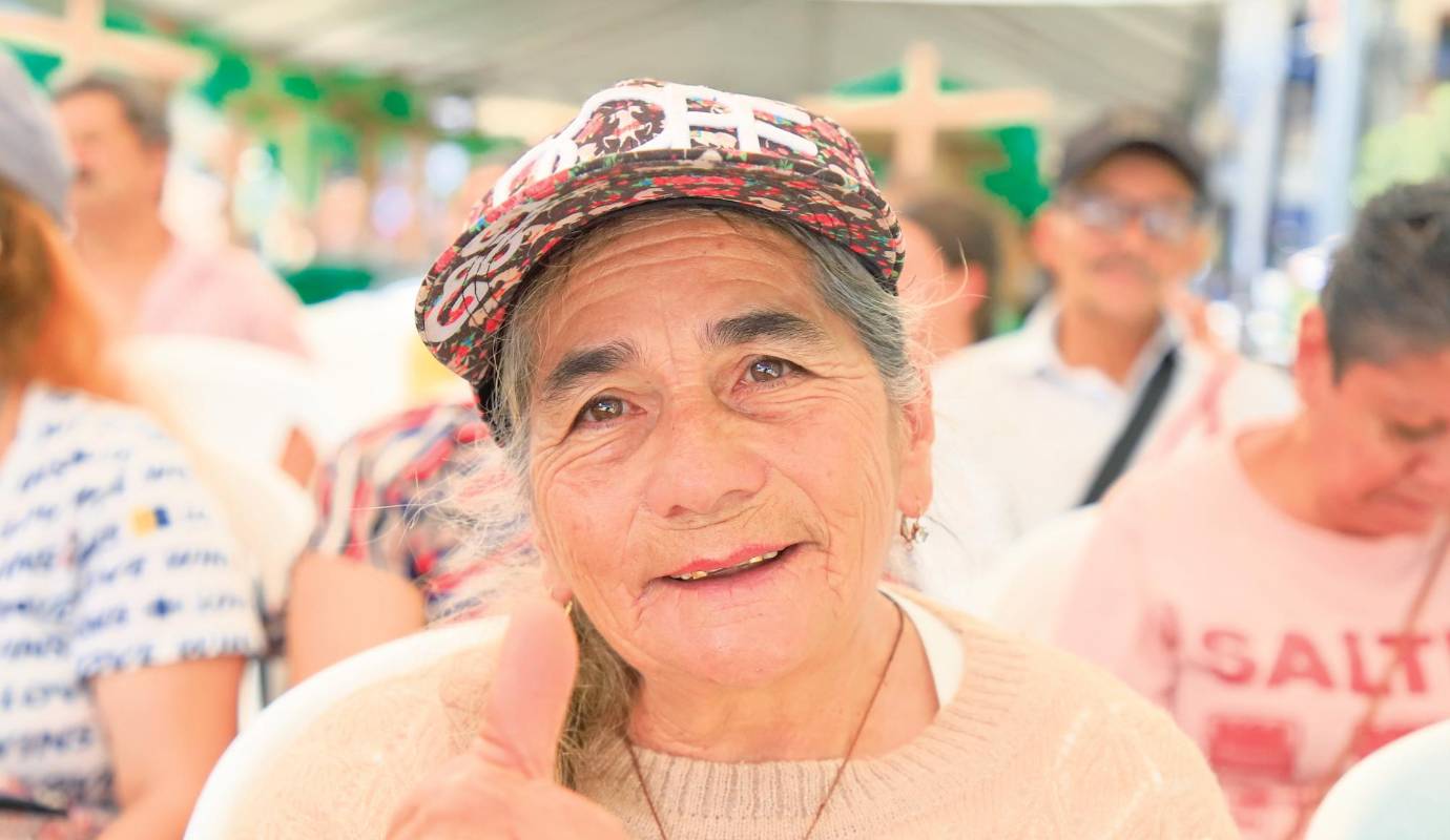 A estos programas se suman iniciativas como la construcción de huertas familiares y escolares para la producción agrícola autosostenible y el fortalecimiento de los mercados campesinos.