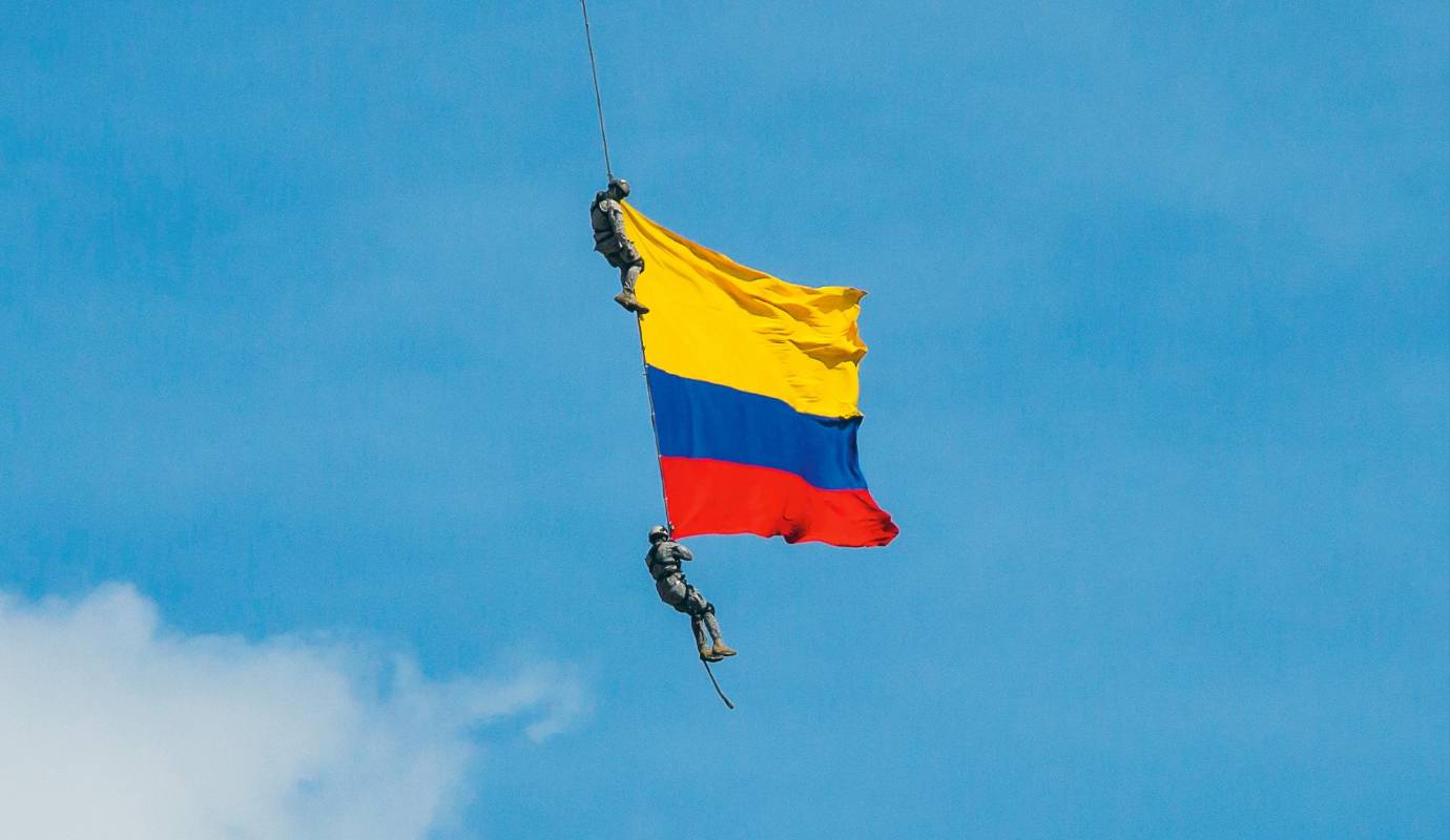 72. Dolorosa muerte: cuando regresaban al Olaya Herrera, después de una demostración en el Desfile de Silleteros, al parecer se reventó la cuerda que sujetaba de un helicóptero a 2 suboficiales de la Fuerza Aérea. Fallecieron al caer al suelo. / FOTO: CARLOS VELÁSQUEZ.