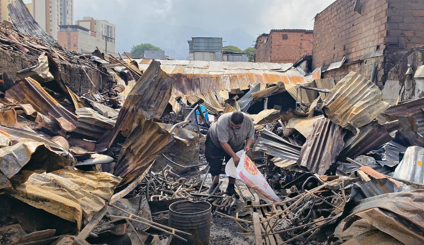 94. Daños por un incendio: un incendio, en pleno centro de Medellín, afectó restaurantes y talleres de bicicletas y motos. Se calcula que hubo más de 200 vehículos incinerados. No hubo lesionados. / FOTO: ANDRÉS FELIPE OSORIO.